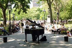 16-01 The Piano Man New York Washington Square Park.jpg